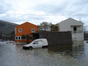 krvavac-kuce-pod-vodom-i-skoda
